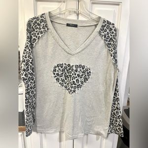 Ladies Leopard Tshirt with pearl heart. Size xl.